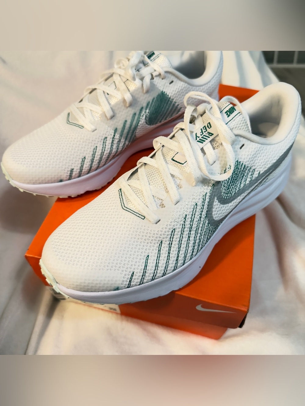 Nike Women’s White Mesh Running Sneakers Run DEFY new in box size 8.5